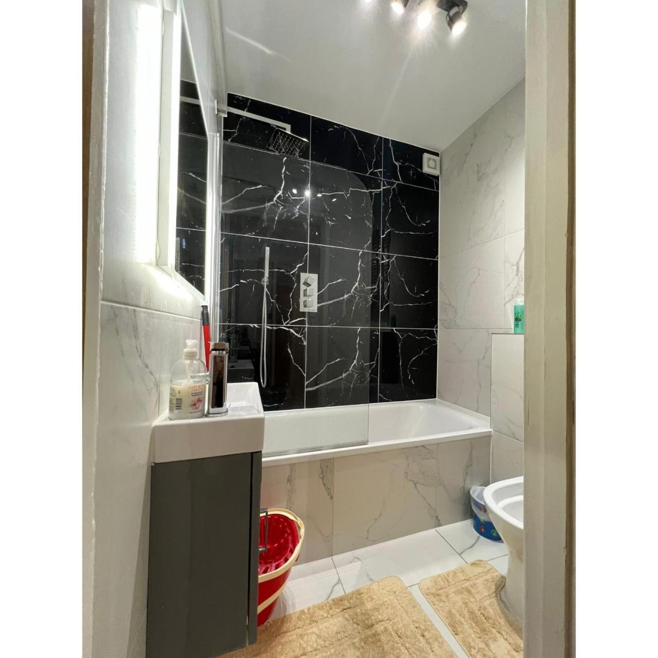 5th Floor Modern Flat Near Edgware Road-f59 London